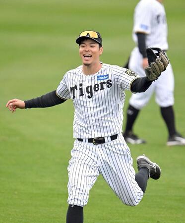 　シャッフルノックでハツラツと動く佐藤輝（撮影・飯室逸平）