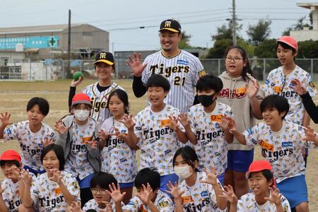 　記念撮影する秋山ＢＡ（後列左から２人目）と三浦氏（後列左端）