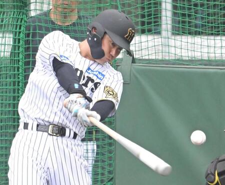 　打撃練習する糸原（撮影・飯室逸平）