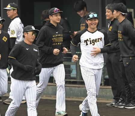 　ナインと共にアップする森下（右）