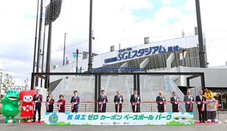 　オープニングセレモニーでテープカットを行う岡田オーナー付顧問（右から２人目）ら（撮影・立川洋一郎）