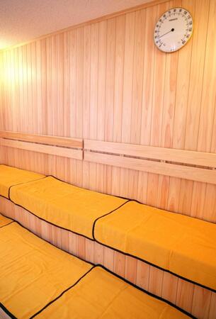 　バスルームに併設されるサウナ（撮影・立川洋一郎）