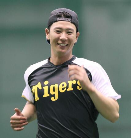 　ダッシュ中に笑顔を見せる山田（撮影・北村雅宏）