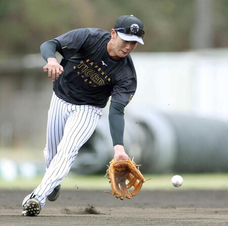 　ノックを受ける山田（撮影・中田匡峻）