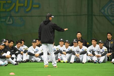 　練習前、藤川監督の話を聞く阪神ナイン