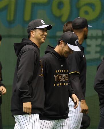 　伊藤将（右）と話す藤川監督（撮影・中田匡峻）