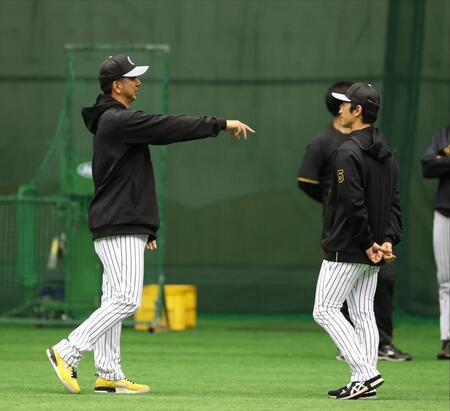 　近本（右）に話をする藤川監督（撮影・中田匡峻）