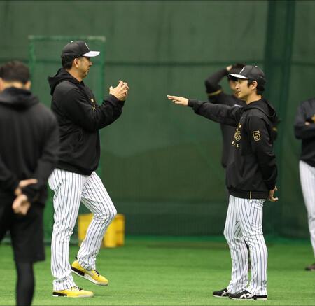 　近本（右）に話をする藤川監督（撮影・中田匡峻）