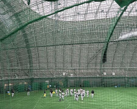 　照明が落ちた宜野座ドーム