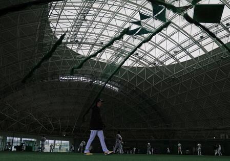 　停電の中、キャッチボールが始まる。手前は藤川監督（撮影・中田匡峻）