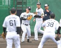 　大山らと一塁の守備練習をする前川（中央）