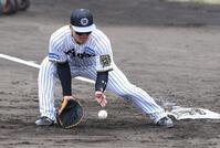 　ファーストミットを付けて一塁でノックを受ける前川（撮影・中田匡峻）