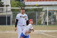 　投げ方を教える秋山ＢＡ（後方）