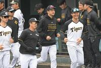 　ナインとともに笑顔でアップする森下（右端）＝撮影・飯室逸平