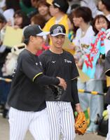 　ノック後、練習移動する山田（右）（撮影・北村雅宏）