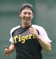 　ダッシュ中に笑顔を見せる山田（撮影・北村雅宏）