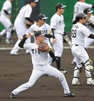 　キャッチボールする山田（撮影・飯室逸平）