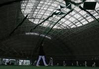 　停電の中、キャッチボールが始まる。手前は藤川監督（撮影・中田匡峻）