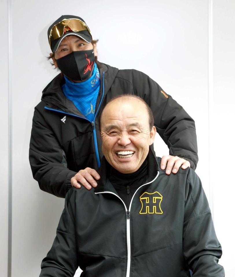 　笑顔で写真に納まる日本ハム・新庄監督（左）と岡田オーナー付顧問（撮影・山口登）