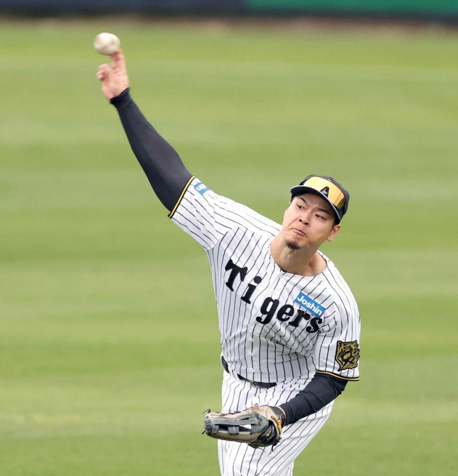 　右翼を守り、送球する佐藤輝（撮影・中田匡峻）