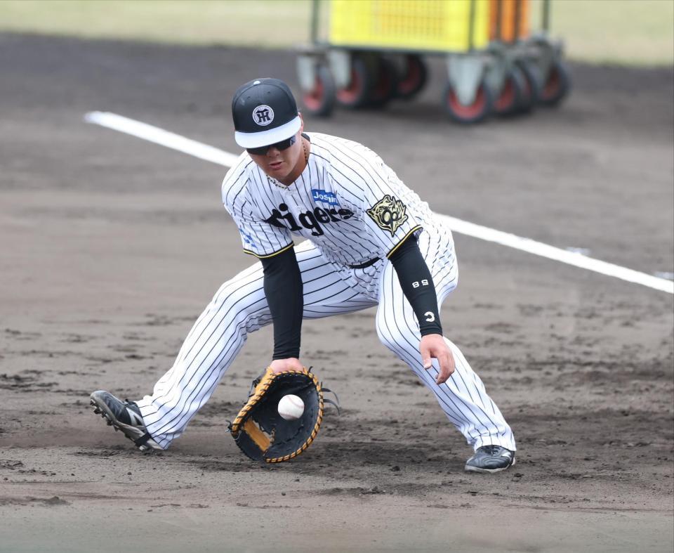 　一塁でノックを受ける前川（撮影・中田匡峻）