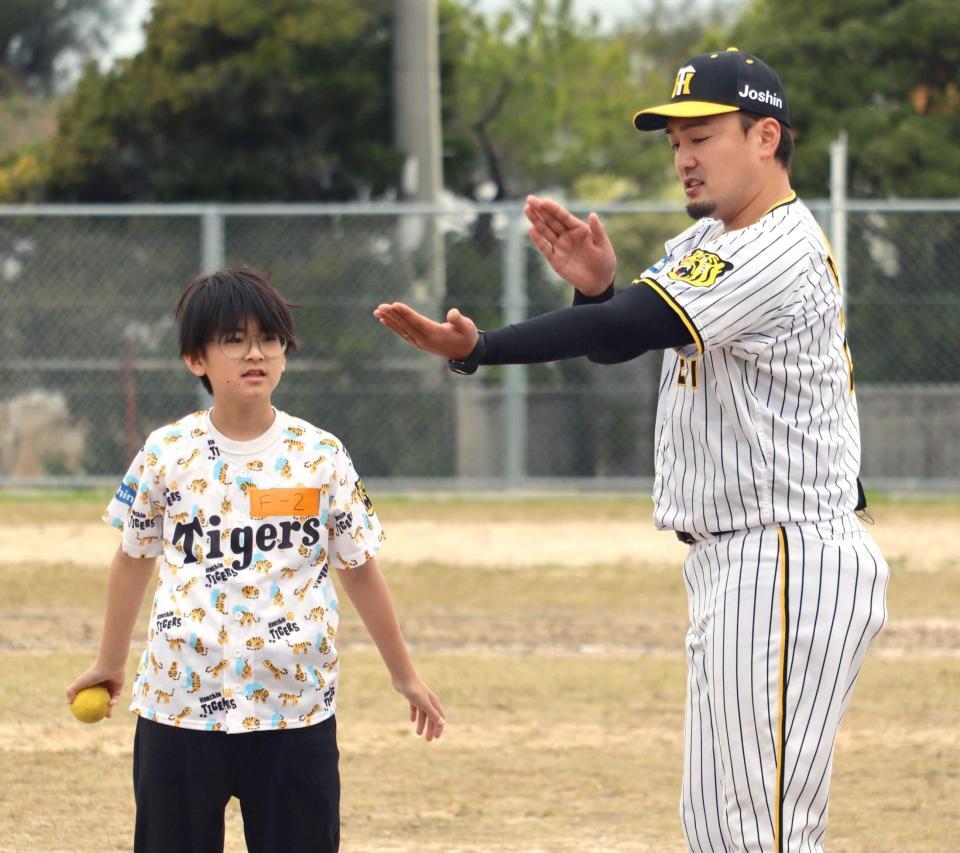 　投げ方を教える秋山ＢＡ（撮影・山村菜々子）