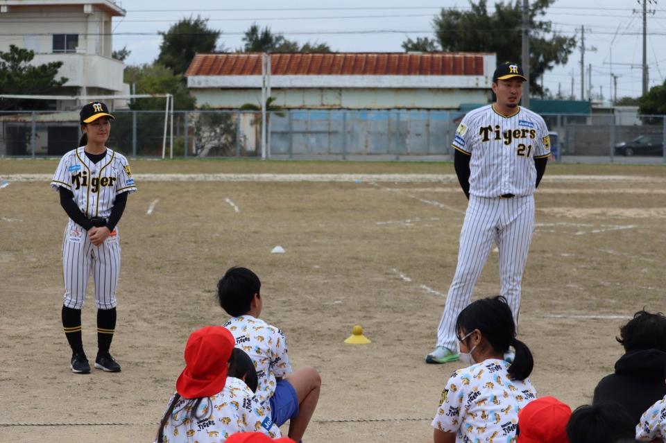 　子どもたちにあいさつする秋山ＢＡ（右）と三浦氏