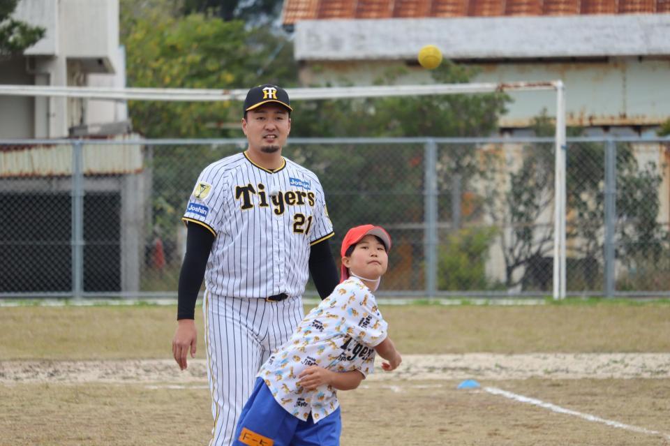 　投げ方を教える秋山ＢＡ（後方）