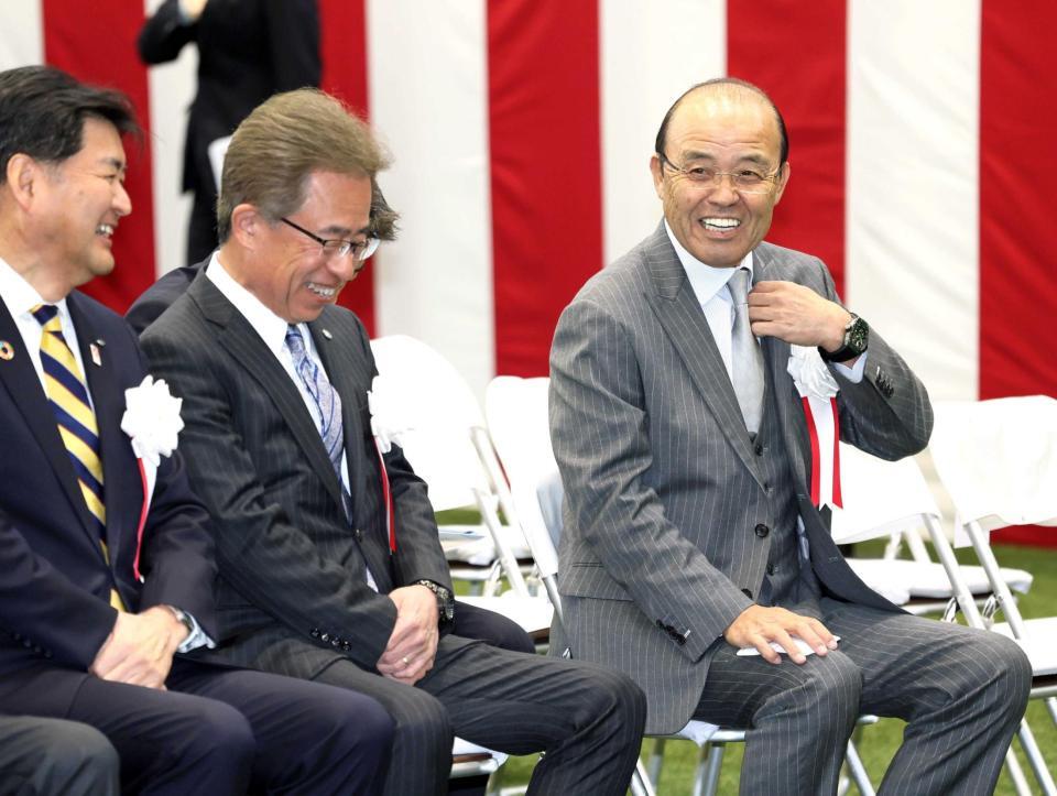 　粟井球団社長（左から２人目）と談笑する岡田顧問（右）