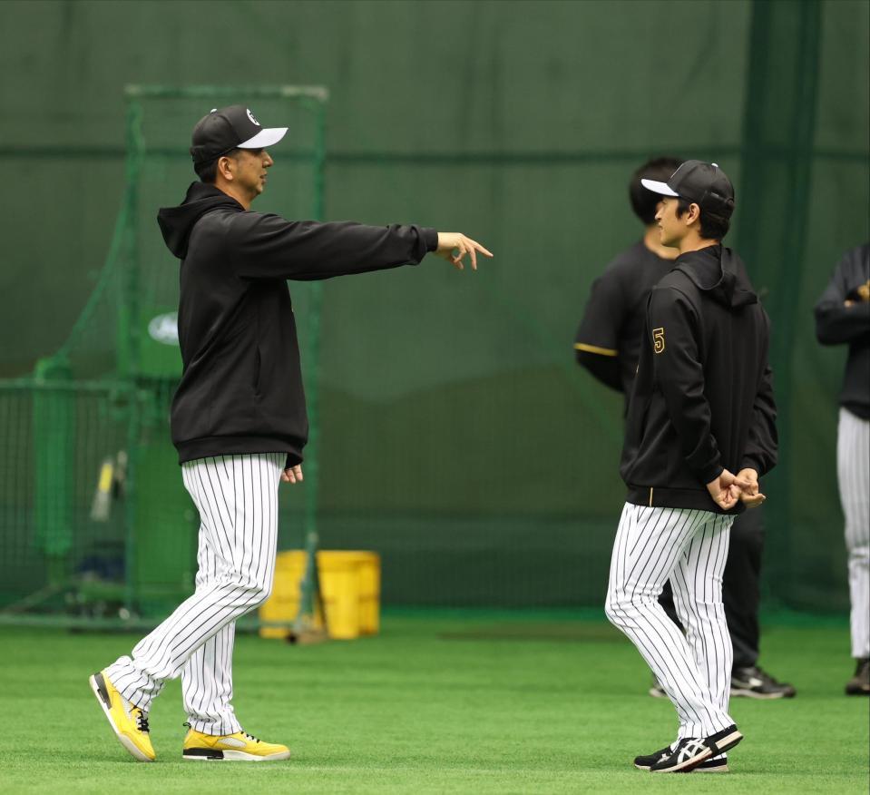 　近本（右）に話をする藤川監督（撮影・中田匡峻）