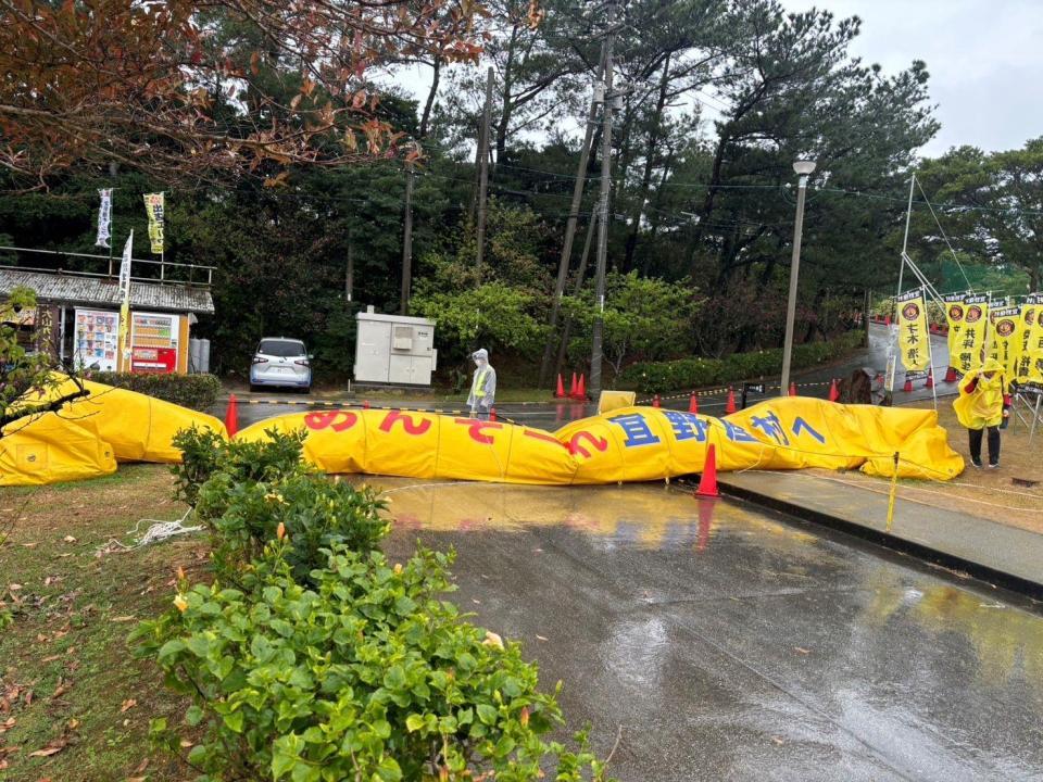 　電源が止まりしぼんでしまった宜野座キャンプのアーチ