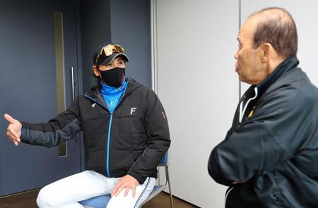 　日本ハム・新庄監督（左）と対談する岡田オーナー付顧問（撮影・山口登）