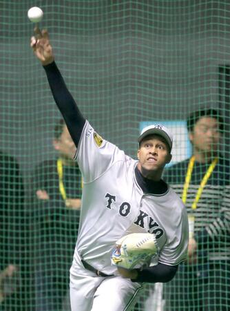 　キャッチボールするマルティネス