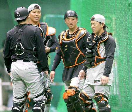 　守備練習に臨む（左から）大城卓、岸田、甲斐