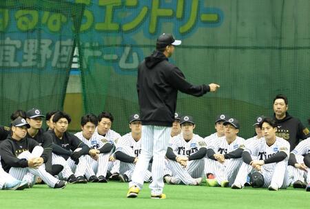 　藤川監督の話を聞く阪神ナイン（撮影・中田匡峻）