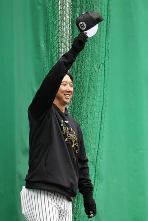 　笑顔で帽子を取る藤川監督（撮影・中田匡峻）