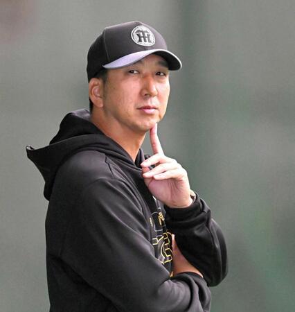 　練習を見守る藤川監督（撮影・飯室逸平）