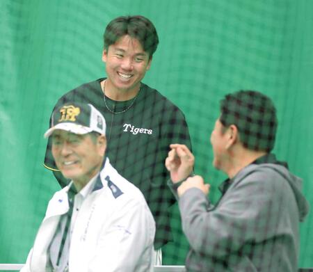 　中畑清氏（左）と佐々木主浩氏（右）と話す村上