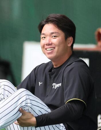 　練習中に笑顔を見せる村上（撮影・北村雅宏）