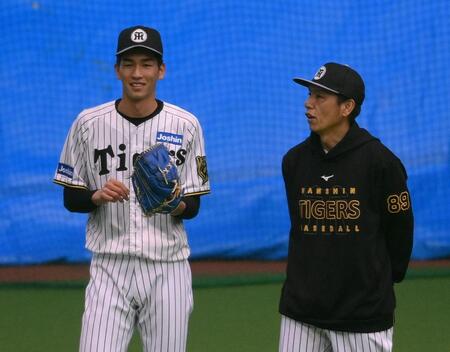 　練習中に渡辺コーチ（右）と言葉を交わす今朝丸（撮影・西田忠信）