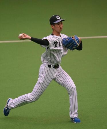 　投内連係に取り組む今朝丸（撮影・西田忠信）