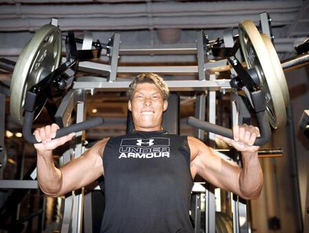 　負荷をかけ、力いっぱい持ち上げる糸井＝２０１８年