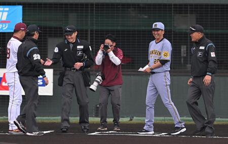 　メンバー表を交換する藤川監督（撮影・飯室逸平）