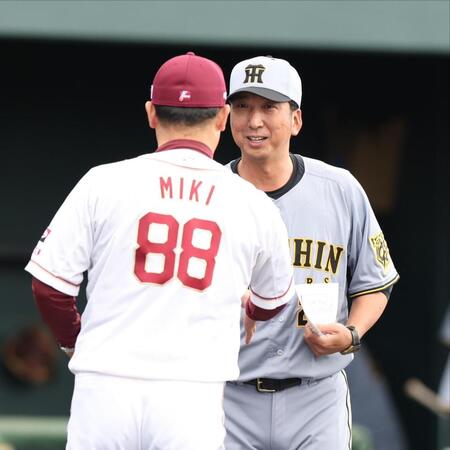 　メンバー表交換を行う藤川監督（撮影・中田匡峻）