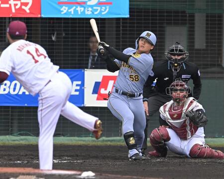 　３回、３ランを放つ前川（撮影・飯室逸平）