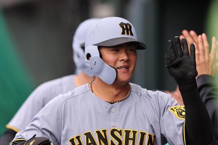 　３回、３ランを放ちナインに迎えられる前川（撮影・田中太一）