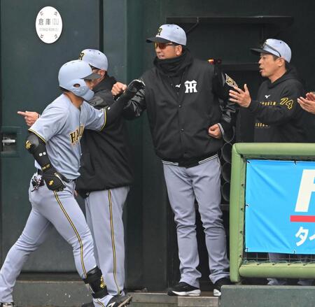 　３回、前川を迎える藤川監督（撮影・飯室逸平）