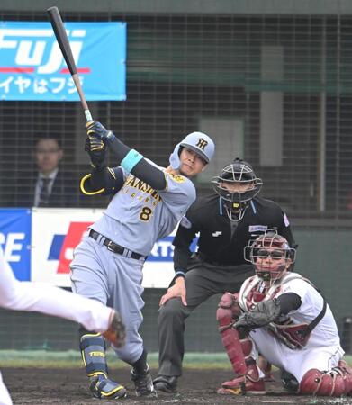 　５回、ソロを放つ佐藤輝（撮影・飯室逸平）