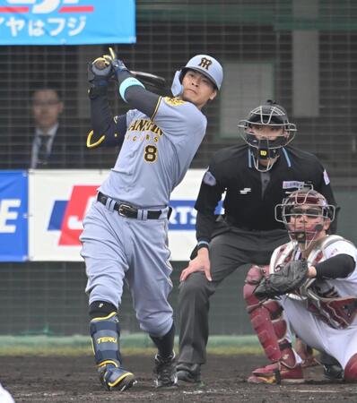 　５回、勝ち越しソロを放つ佐藤輝（撮影・飯室逸平）