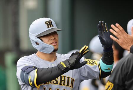 　５回、ソロを放ちナインに迎えられる佐藤輝（撮影・田中太一）